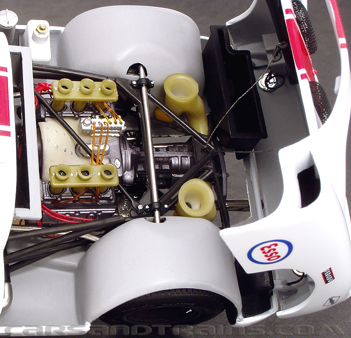 Exoto Motorbox Porsche 910 45 Le Mans engine detail